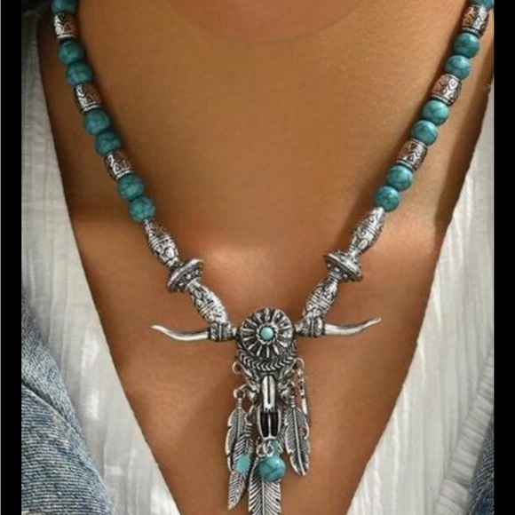 Jewelry - Faux Silver Bulkhead Feathers Western Wear Pendant